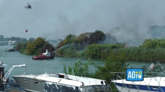 Fiumicino, incendio in un cantiere navale: le immagini delle fiamme