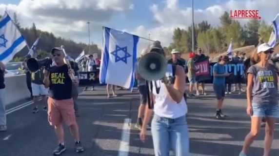 İsrail, rehinelerin serbest bırakılmasını talep etmek ve Gazze işgalini protesto etmek için saldırı düzenledi