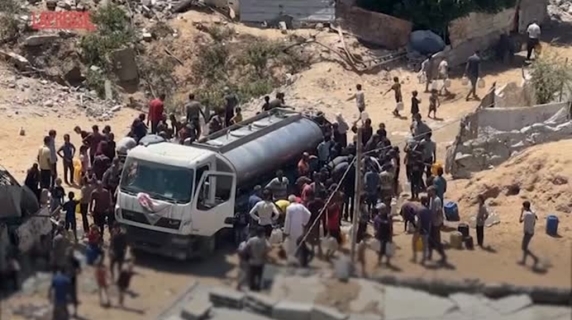 Gaza, cola para conseguir un tanque de agua: la hambruna es extrema