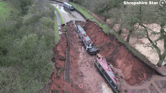 Si apre una voragine e il fiume inghiotte le barche: il momento del crollo