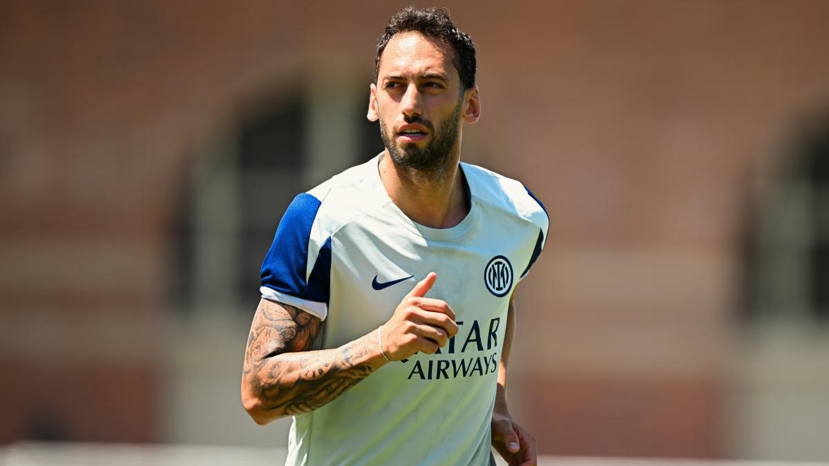 Inter, Calhanoglu per ora non si muove. E si punta tutto su Leoni