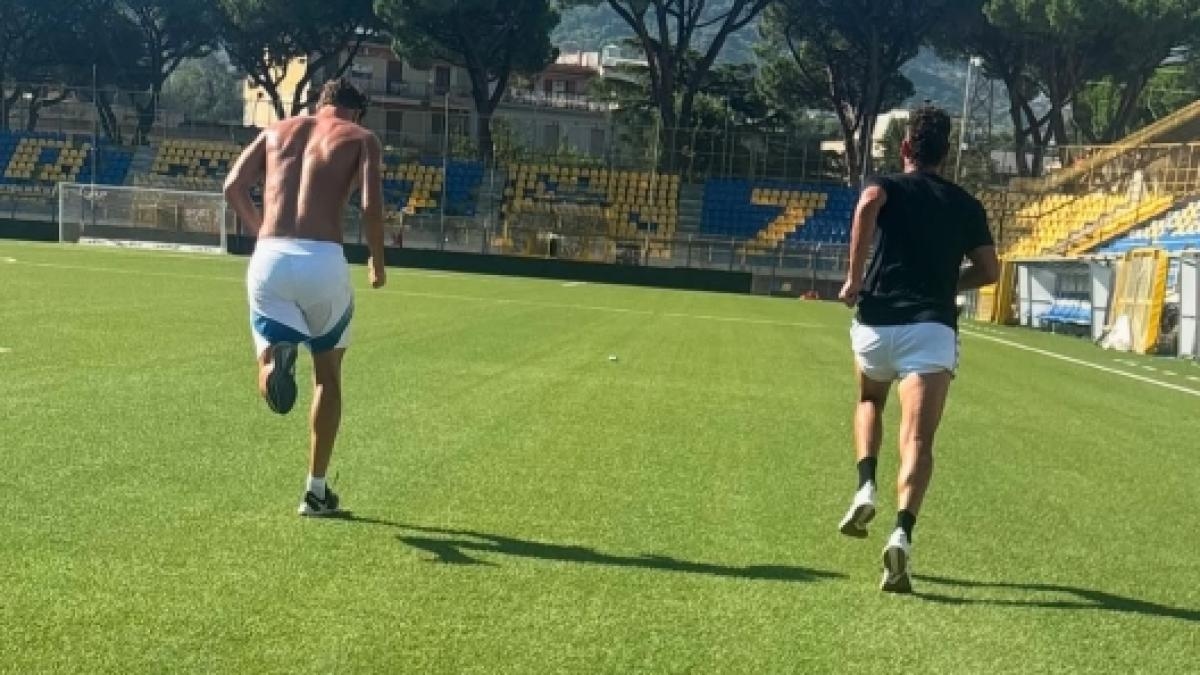 Séances d'entraînement avec vue sur la mer et dribbles sur le terrain offert à la ville : Pio Esposito dans sa ville natale de Castellammare.