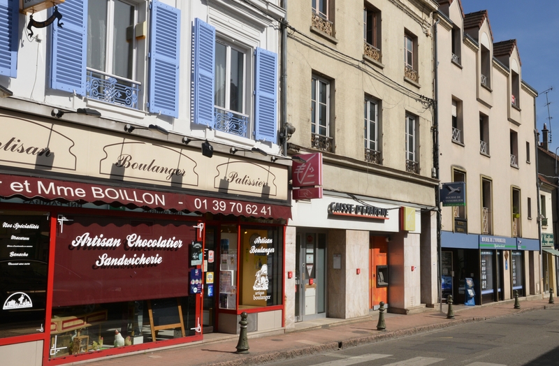Una città vicino a Parigi ha introdotto il coprifuoco per bambini e adolescenti.