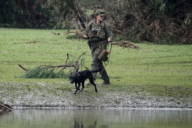 Search for victims in Texas suspended due to risk of further flooding