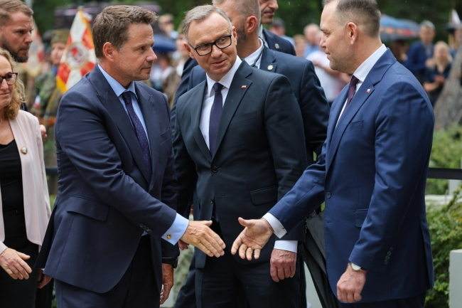 Hoge Poolse functionarissen brachten hulde aan de opstandelingen voor het Gloria Victis-monument