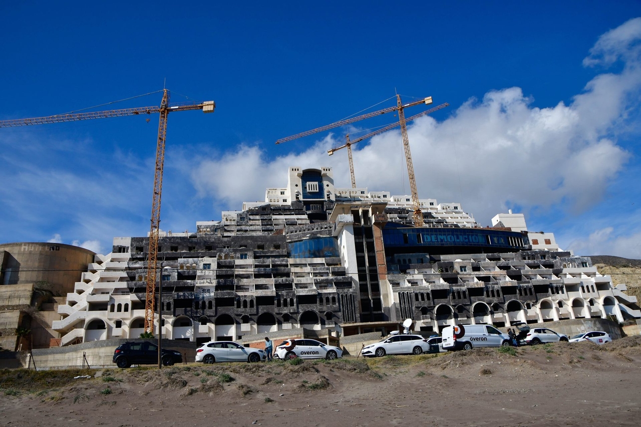 Carboneras (Almería) publie la modification qui déclare El Algarrobico inconstructible