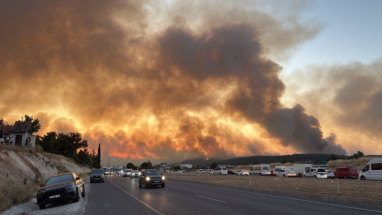 Ödemiş et Buca sont en feu : l'intervention se poursuit avec 8 avions et 21 hélicoptères