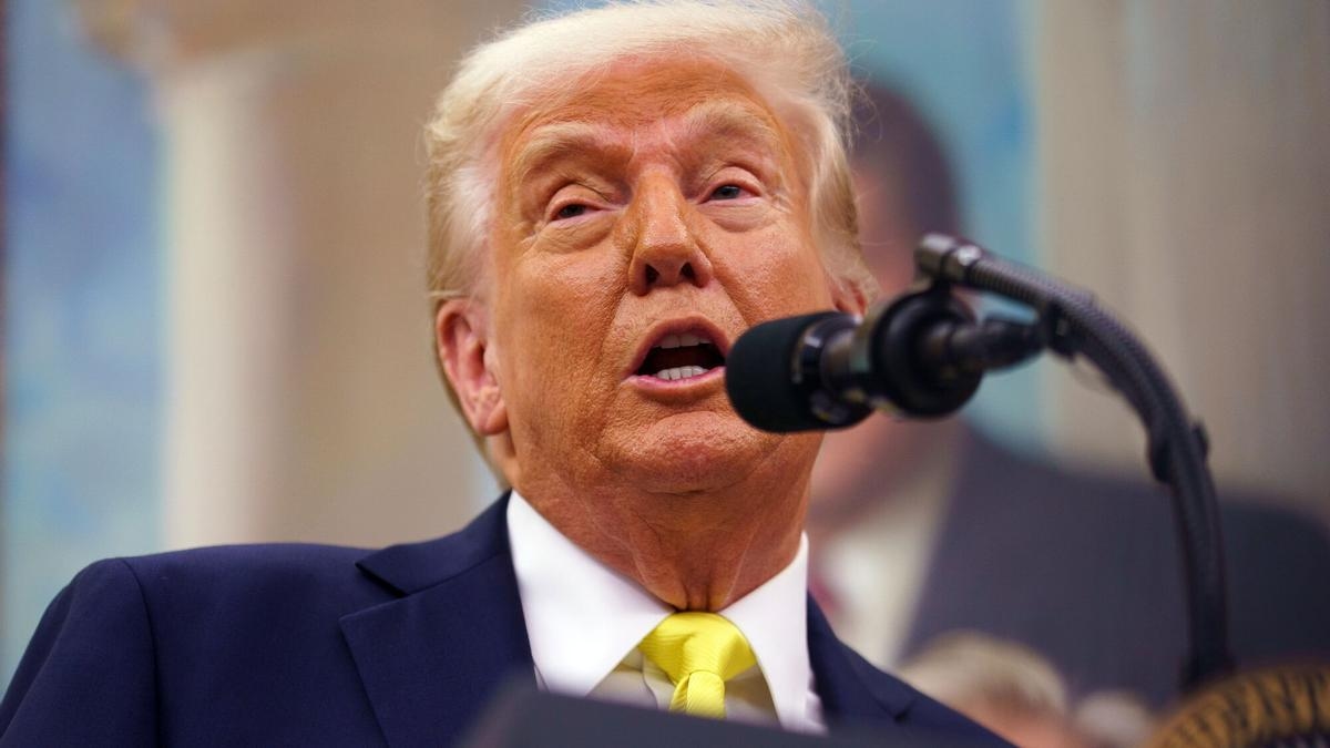 Trump completa 100 anos: foco em deportações em massa e controvérsia jurídica