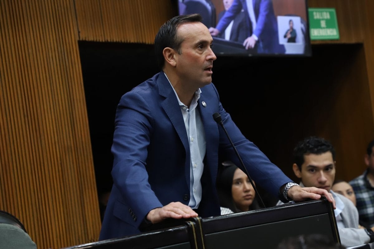 Politieke situatie in Nuevo León: Carlos De la Fuente (PAN) steekt zijn hand op voor het gouverneurschap, terwijl de druk voor de milieubelasting toeneemt