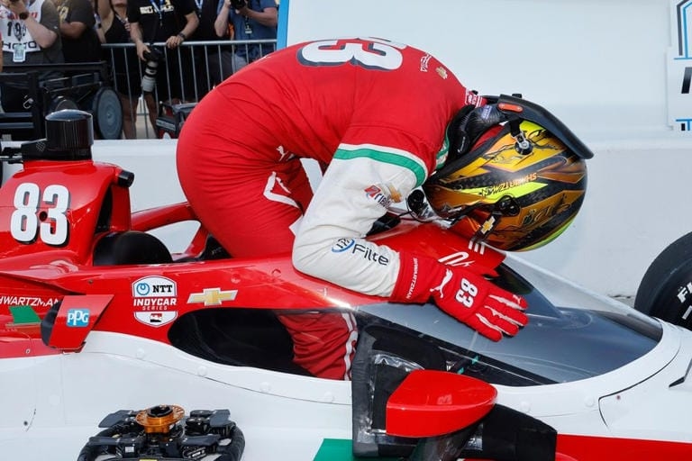 Drammatico incidente ai box: un pilota investe la sua squadra a Indianapolis