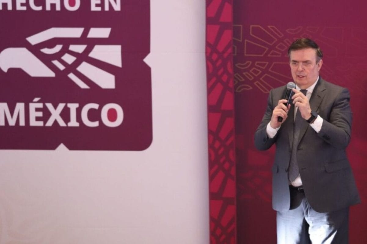 Belangrijke overeenkomst! Mexico behaalt voorkeurstarief van 15% op auto's met de VS. Ebrard viert een deal te midden van een door crisis gedomineerde presidentiële agenda.