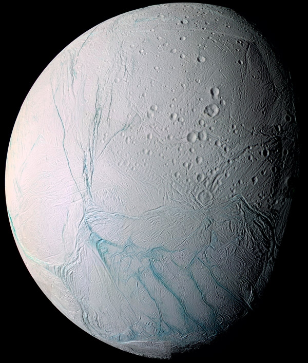 Enceladus'un kütle çekim alanının analizi, üzerinde sıvı suyun varlığına da işaret ediyor.