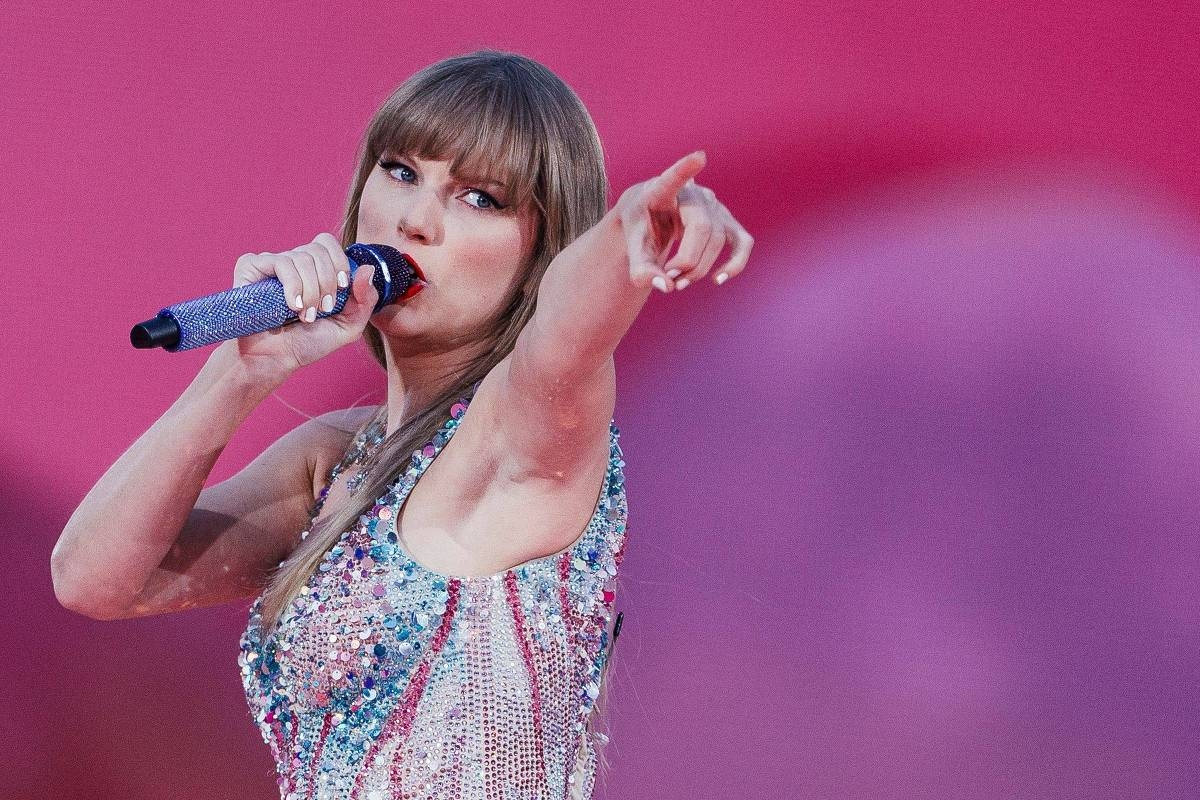 Grok, l'intelligenza artificiale di Elon Musk, crea falsi nudi di Taylor Swift