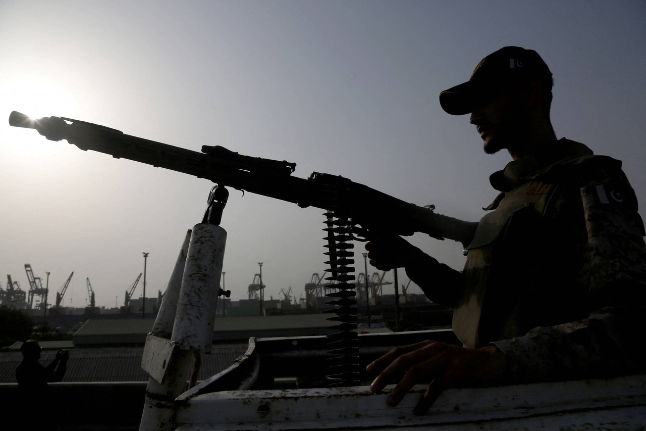 India en Pakistan intensiveren aanvallen en komen dichter bij oorlog