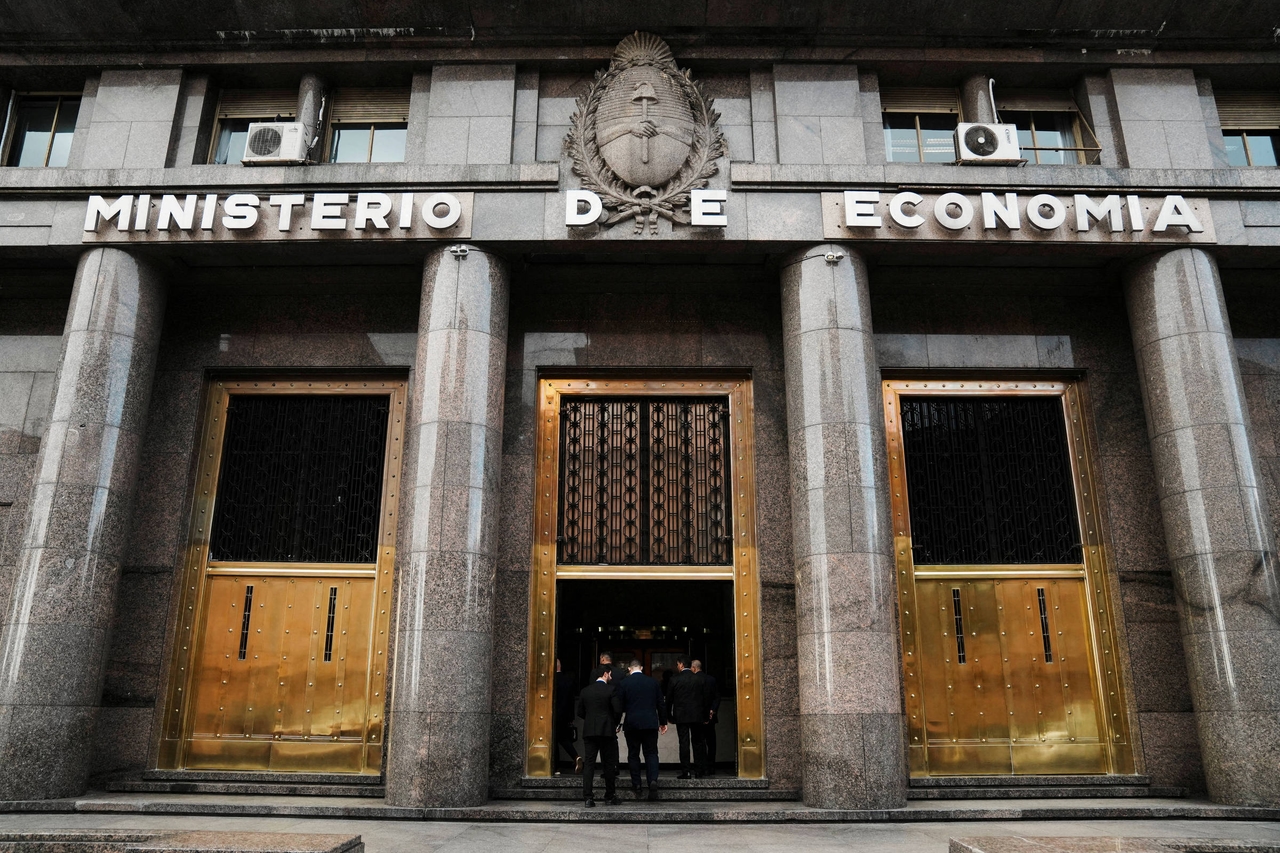 Diretoria do FMI conclui 1ª revisão de programa da Argentina e aprova desembolso de US$ 2 bi