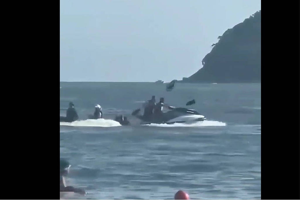 Dupla em moto aquática rouba alianças de banhistas em praia de São Vicente no litoral de SP