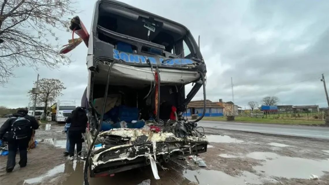 Zderzenie autobusu i ciężarówki w Santa Fe: trzech mieszkańców Chaco zginęło, a kilku zostało rannych.