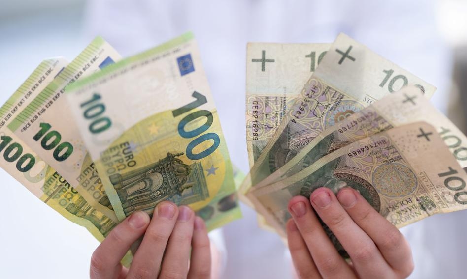 O zloty se fortaleceu. Taxa do euro atinge o menor nível em um mês. O dólar está 4 groszy mais caro
