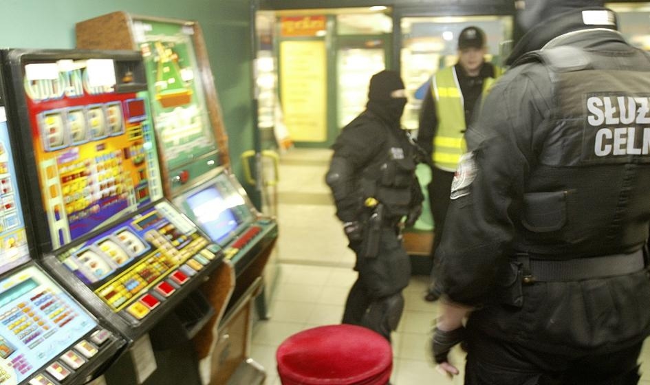Decine di slot machine illegali. Le autorità sgominano una banda di giocatori d'azzardo.