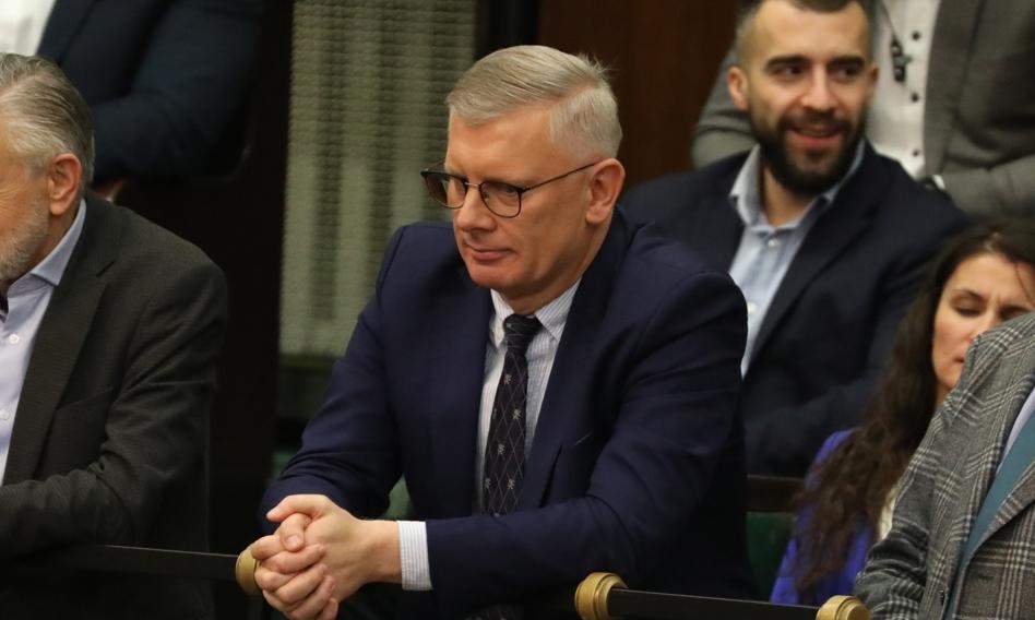 Zo openbaarde Cenckiewicz documenten van het Ministerie van Buitenlandse Zaken. Een bescheiden parttime baan en een salaris van PLN 3.000