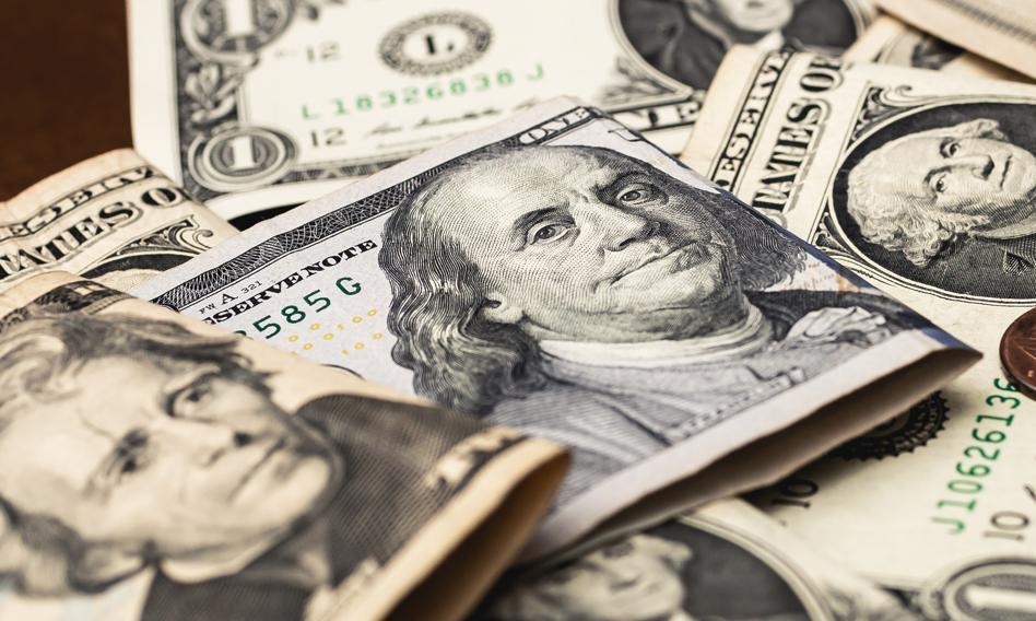 The Fed will cut rates. The dollar is losing value, the euro is gaining.