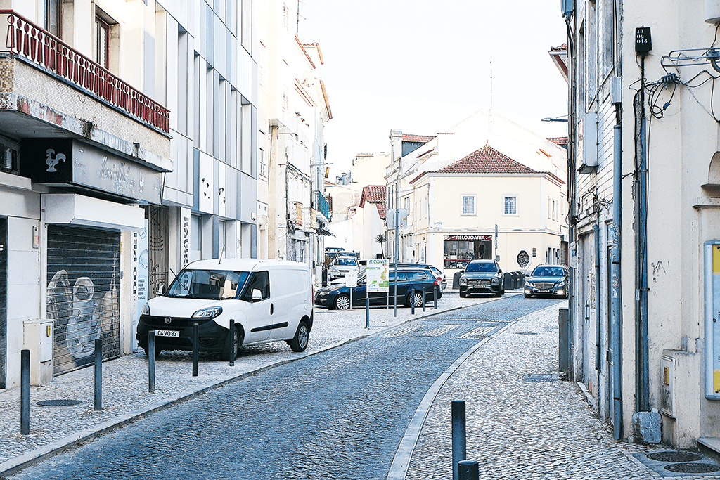 Câmara quer fechar rua ao trânsito e reforçar circulação pedonal