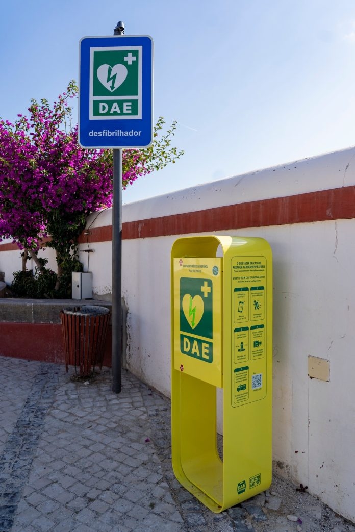 Óbidos rafforza la sicurezza con l'installazione di un defibrillatore accanto all'ufficio turistico