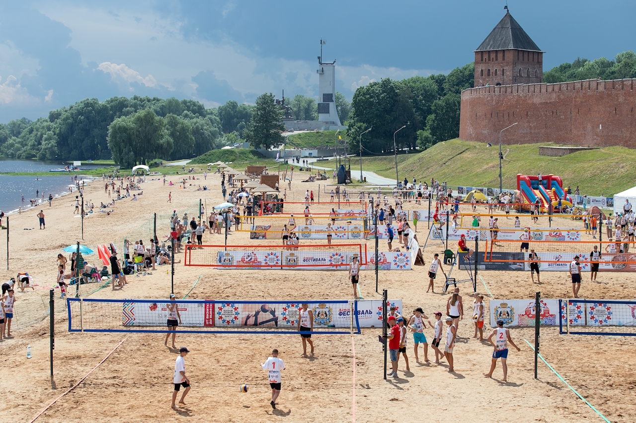 Veliky Novgorod'da düzenlenen plaj voleybolu festivaline 400'den fazla kişi katıldı.
