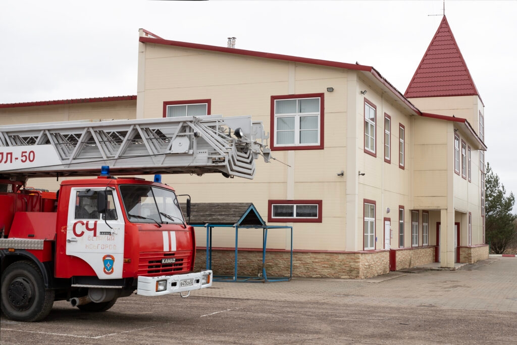 Reddingswerkers moesten inwoners van Novgorod evacueren vanwege een brand in een huis aan de Moskovskaya-straat.