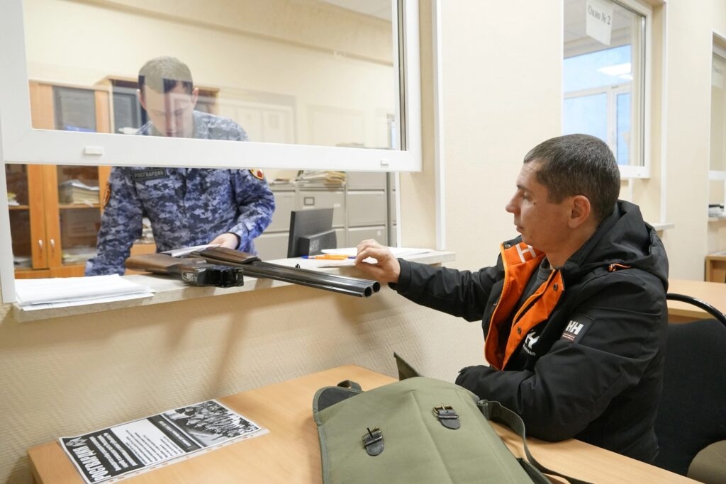Specialisten van Rosgvardia herinnerden inwoners van Novgorod eraan hoe ze op de juiste manier een wapen cadeau kunnen krijgen.