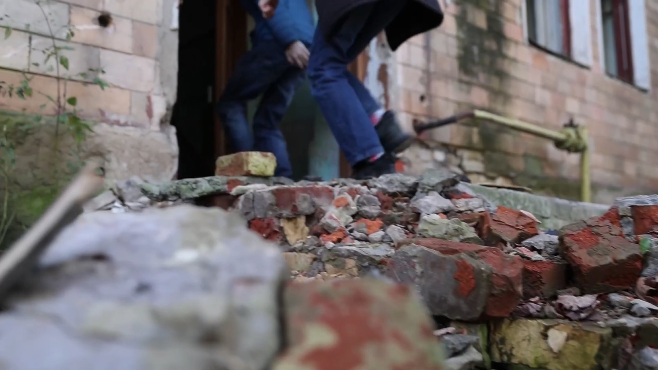Los empleados del Ministerio de Emergencias explican a los jóvenes de Nóvgorod los peligros de los edificios abandonados.