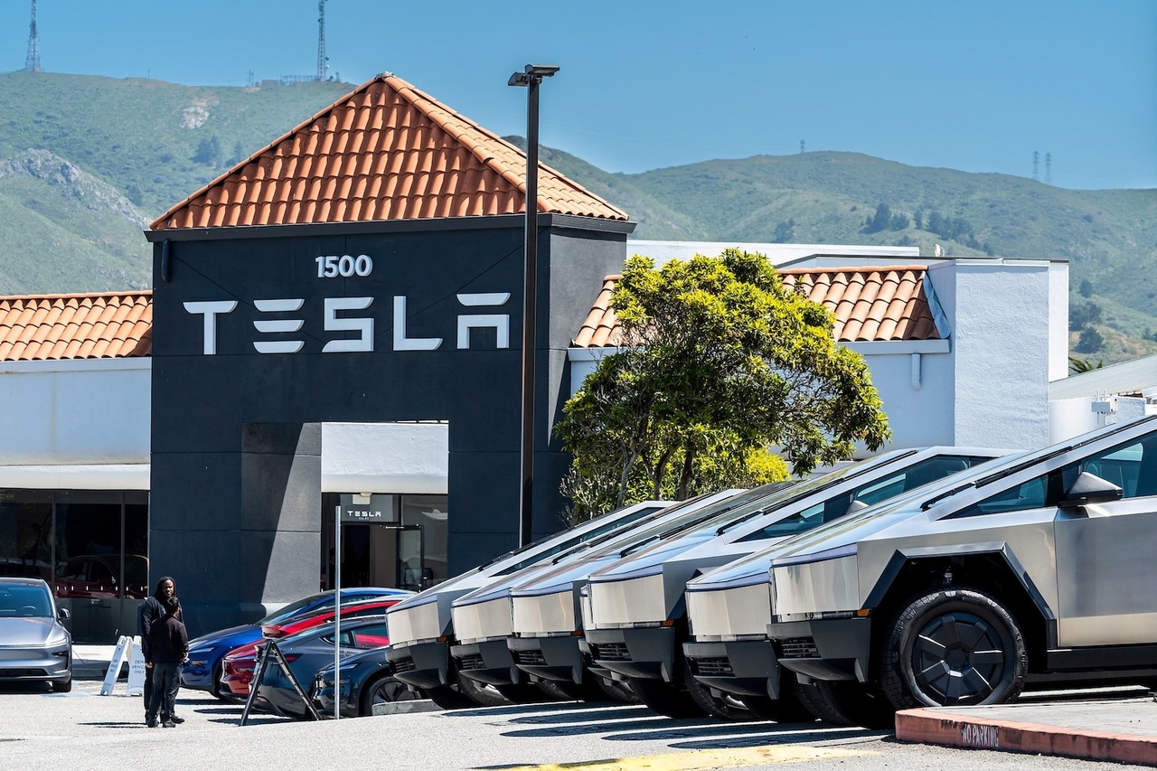 Nachdem Tesla-Mitarbeiter einen Brief unterzeichnet hatten, in dem sie Elon Musk zum Rücktritt aufforderten, wurde mindestens einer entlassen
