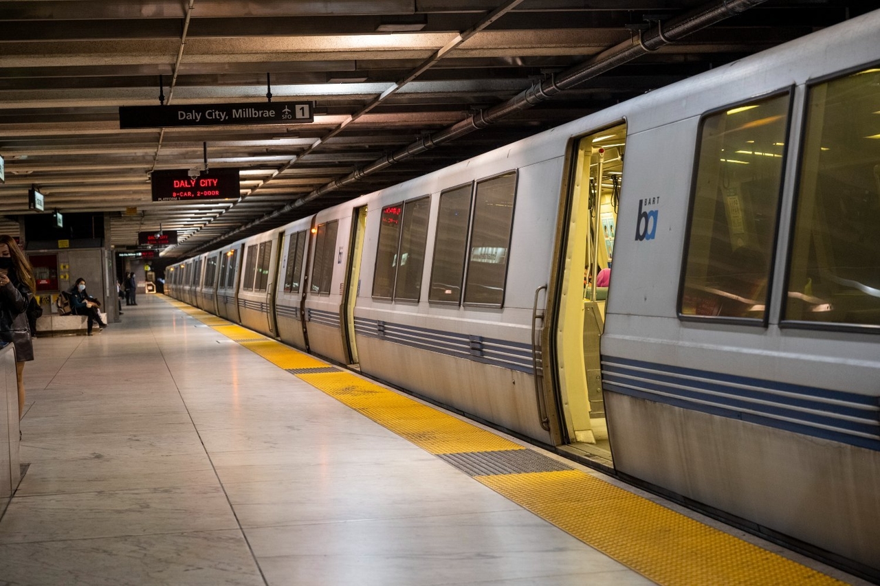 BART w San Francisco stoi w miejscu z powodu „problemu z siecią komputerową”
