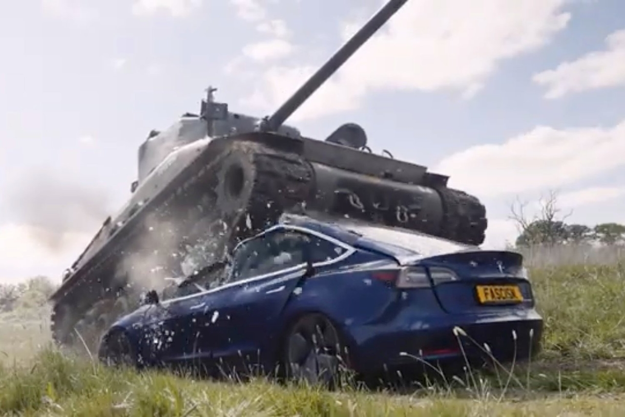 Veterano della Seconda Guerra Mondiale distrugge Tesla con un carro armato: "Abbiamo già sconfitto il fascismo e lo sconfiggeremo di nuovo"