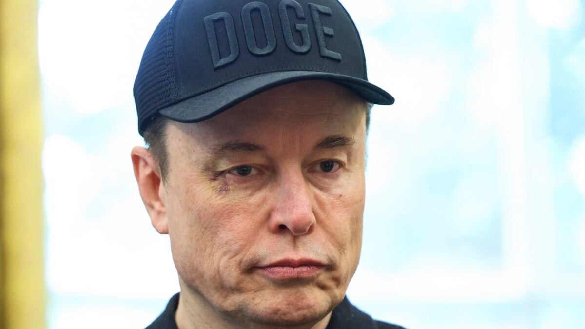 Elon dice que está trabajando para "arreglar" a Grok después de que una IA discrepara con él sobre la violencia de derecha.