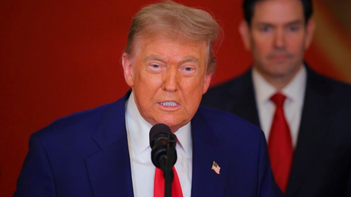 Iran wystrzeliwuje rakiety w kierunku bazy USA, podczas gdy Trump wystrzeliwuje szalone tweety