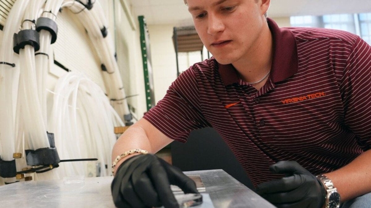 These Chunks of Ice Move All By Themselves, Thanks to a Cool Engineering Trick