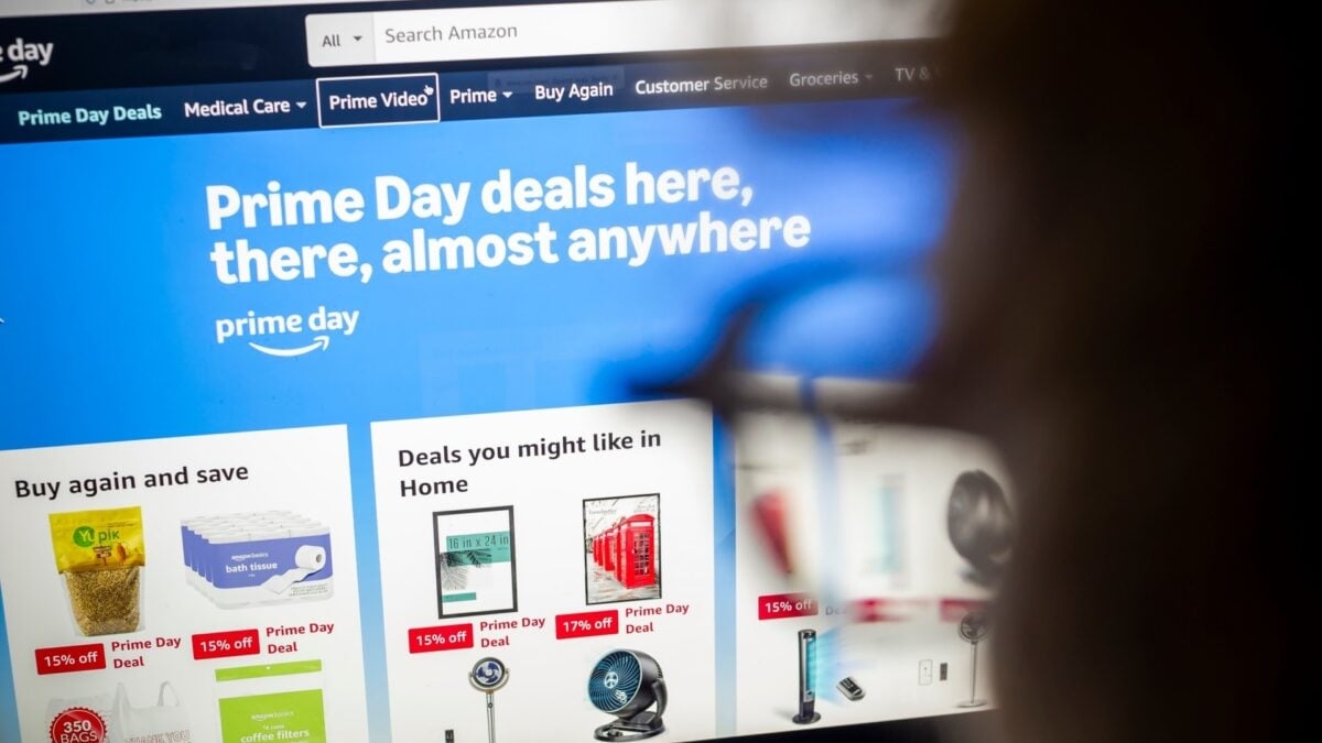 L'amministrazione Trump sta facendo causa ad Amazon per aver ingannato le persone e averle fatte sottoscrivere un abbonamento Prime. Ecco come potrebbe influenzare anche te.
