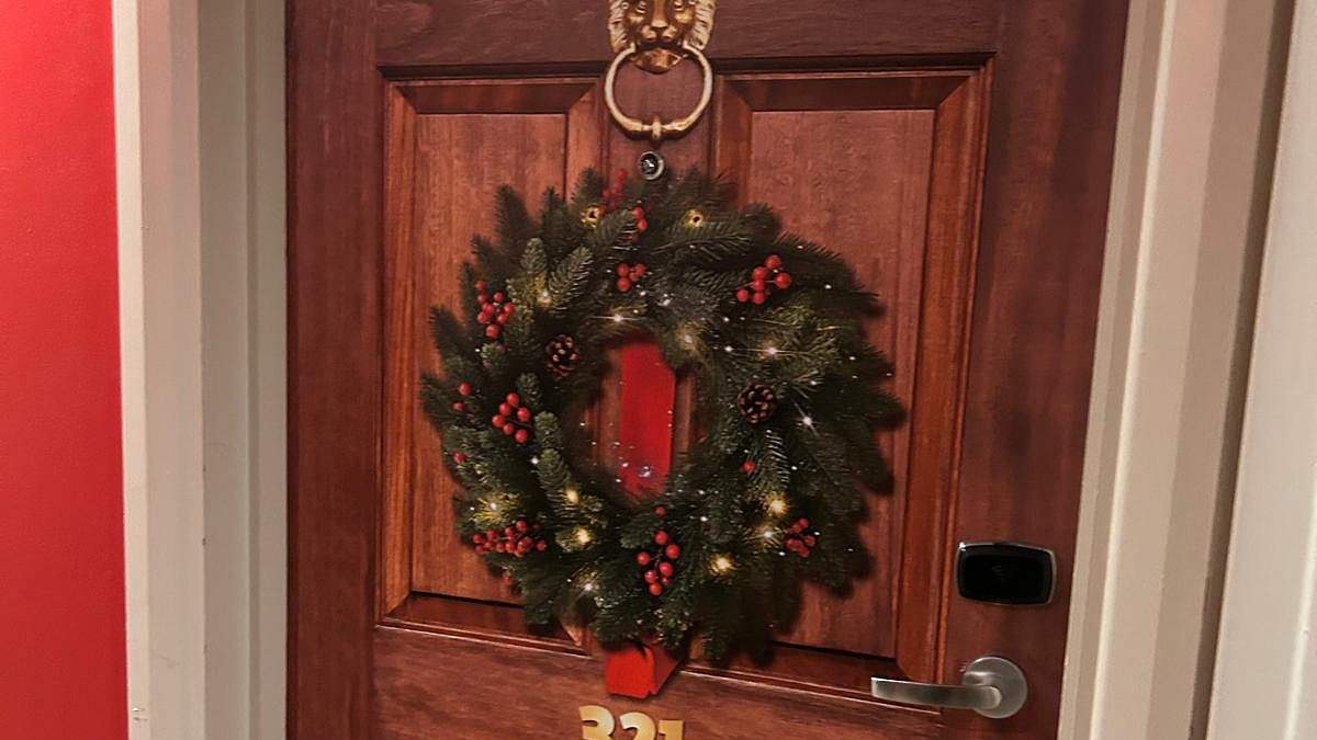 All'interno della nuova camera d'albergo del parco a tema del Regno Unito, dove è Natale tutto l'anno