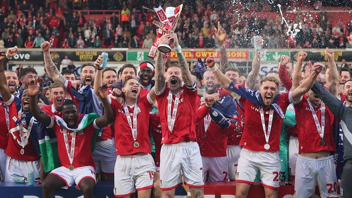 El héroe de Wrexham insinúa que se vio obligado a retirarse mientras publica una emotiva despedida tras el ascenso al Championship.
