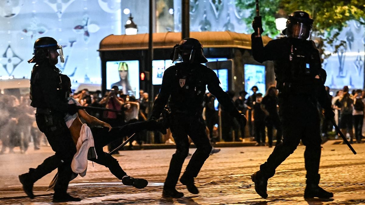 «Дикие» фанаты ПСЖ разорвали Париж на части после исторического первого матча Лиги чемпионов, французская полиция по борьбе с беспорядками была вынуждена применить слезоточивый газ против болельщиков и арестовать 131 человека, в то время как город огне...
