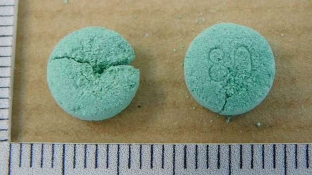 Dos fiesteros han muerto y se emite una advertencia urgente en medio de temores de que se vendan pastillas "500 veces más fuertes que la heroína" en los clubes nocturnos de Londres: un hombre de 28 años y una mujer de 20 murieron durante el fin de sema...