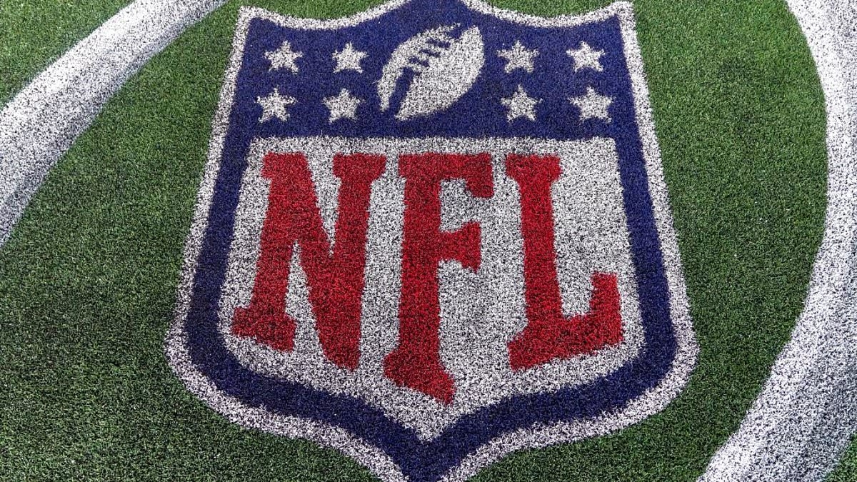 El ala cerrada de la NFL Donald Parham Jr. se desgarra el tendón de Aquiles y se perderá todo el 2025 en un golpe devastador.