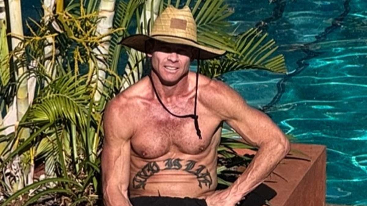 Ben Cousins mostra alcune foto MOLTO rare di lui con i suoi figli durante una selvaggia vacanza australiana