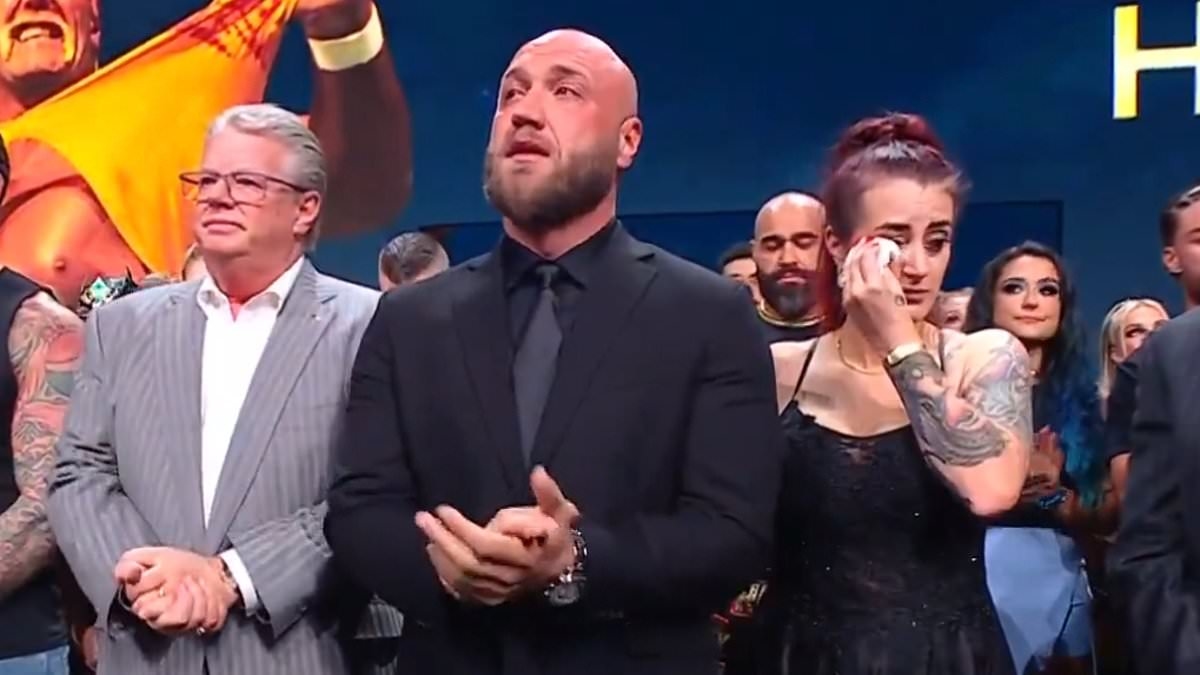 El devastado hijo de Hulk Hogan, Nick, se une a las estrellas de la WWE para un emotivo homenaje al fallecido ícono antes de Monday Night Raw.