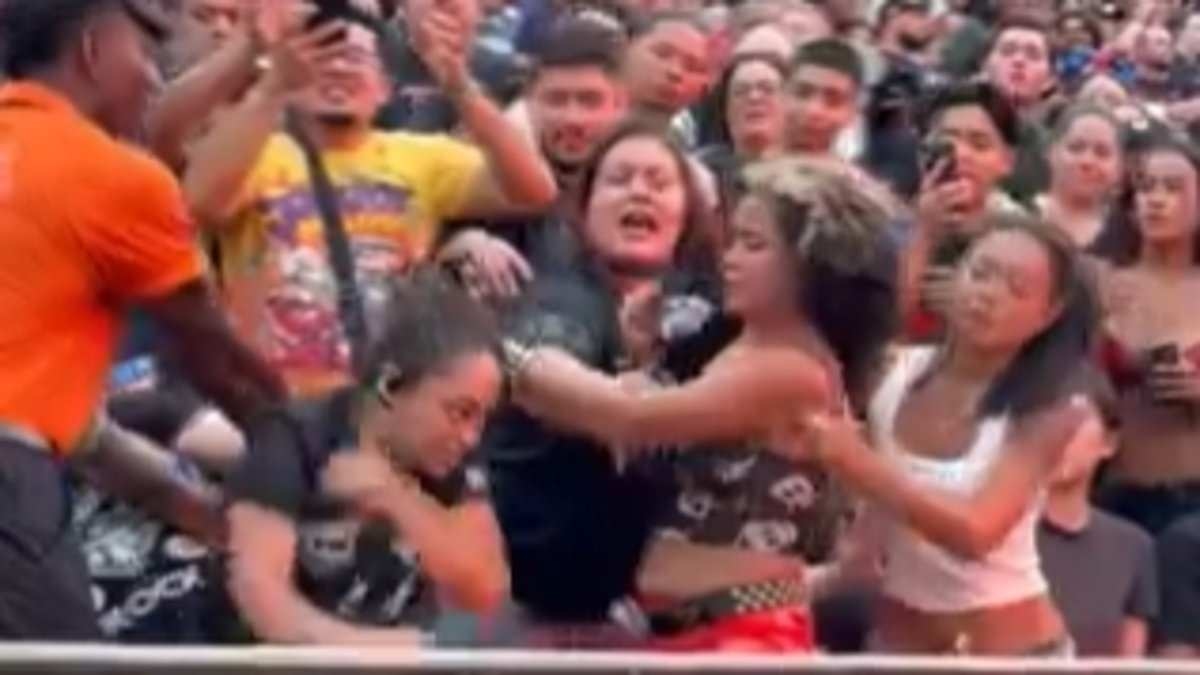 Heftige Schlägerei zwischen weiblichen WWE-Fans bricht aus, als beim SummerSlam in New Jersey das Chaos auf die Tribünen trifft