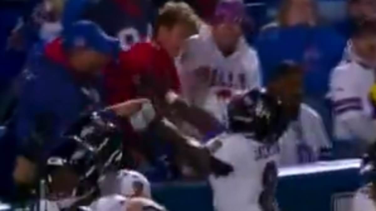 Lamar Jackson empuja a un fanático de los Buffalo Bills mientras la celebración del touchdown se vuelve fea