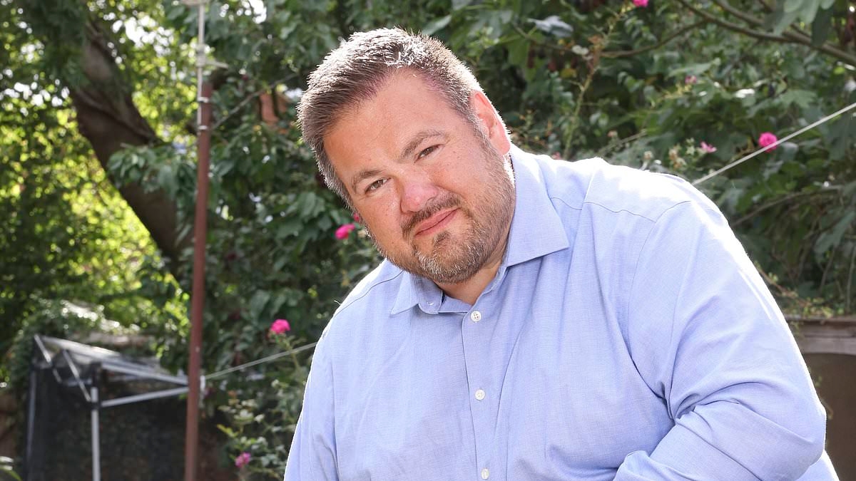 Dolores de cabeza, ataques de ira violenta y exceso de trabajo... durante 10 años, Matt no tenía ni idea de qué le pasaba, hasta que descubrió esto. Ahora, advierte a los hombres sobre las señales que no pueden ignorar.