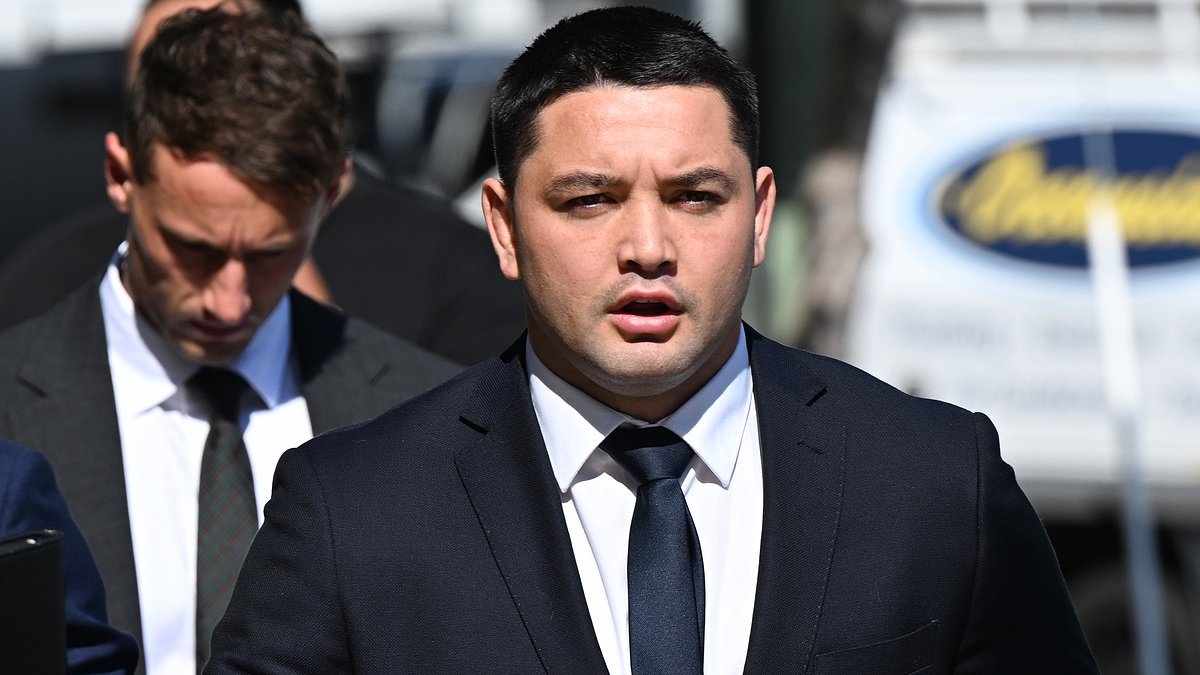 Vrouwelijke verslaggever krijgt elleboogstoot van Brandon Smith als hij zijn pleidooi voor drugs- en gokbeschuldigingen onthult - terwijl de NRL-bad boy ook in de rechtszaal wordt beschuldigd van een illegale daad