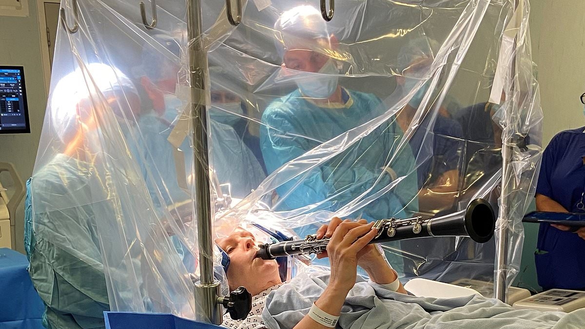 Un paciente de Parkinson tocó el clarinete durante una cirugía cerebral para que los cirujanos pudieran ver y escuchar el impacto inmediato de su trabajo.